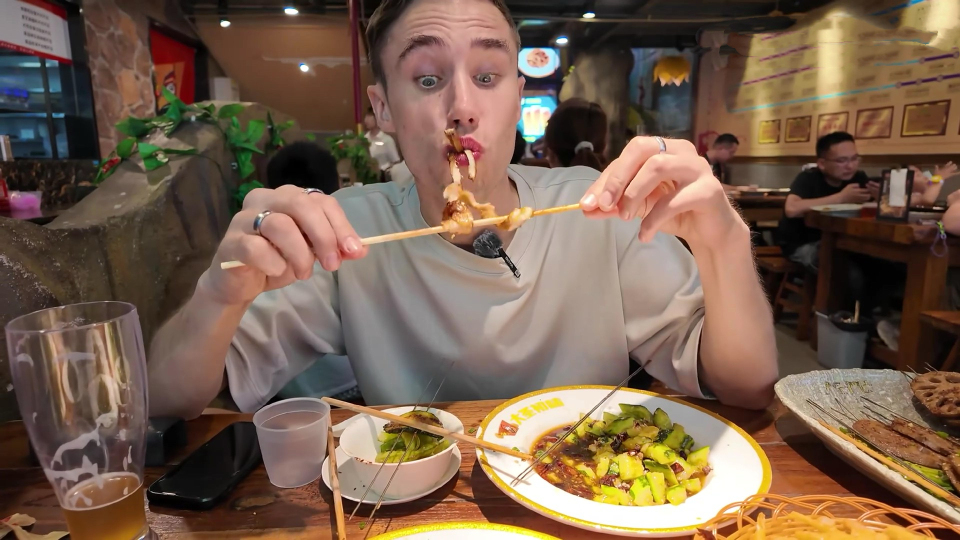 【“中國遊記”第一季?】肉食者“跪拜”，素食者狂喜！外國食客被中國燒烤香迷糊了~_fororder_68c8d9ddab34ab7c10c6cdae752d402
